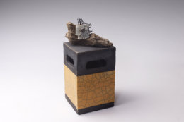 Box mit Kopf, H 29 cm, Keramik, Raku, Holz, Nägel