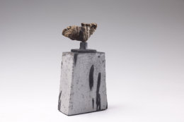 Fundstücke, H 30 cm, Keramik, Raku, Holz