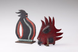 links: Madame, H 27 cm, Keramik, Raku, Stahl, rechts: Punker, H 22 cm, Keramik, Raku, Alteisen
